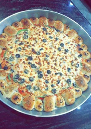 صورة لوصفة بيتزا محشوة الاطراف بالسنيورة الحبش