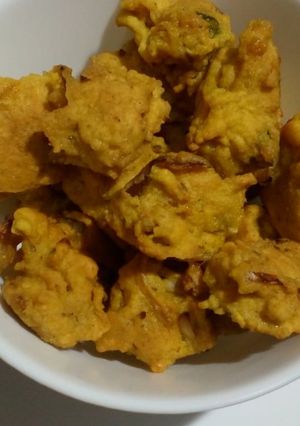 বেসন ডিমের বড়া(besan dimer bora recipe in Bengali) রেসিপির প্রধান ছবি