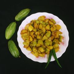 A picture of Potato Pointed Gourd Fry.