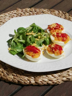 Una foto de Huevos rellenos con pimientos