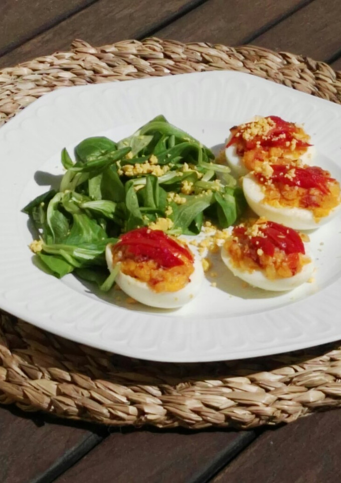 Una foto de Huevos rellenos con pimientos
