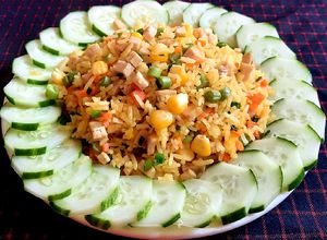 Hình của món Cơm chiên chả lụa.