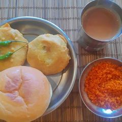 A picture of Vada pav - Besan Curry Dry Chutney 🥰.