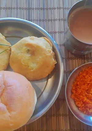 A picture of Vada pav - Besan Curry Dry Chutney 🥰.