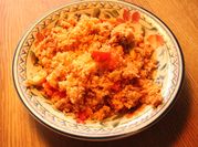 Una foto de couscous con tomate