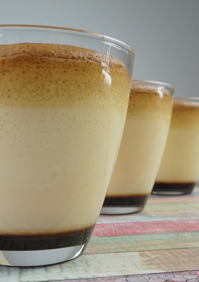 Una foto de Flan de miel con bizcocho en vasitos