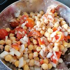 Una foto de Ensalada de garbanzos
