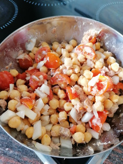 Una foto de Ensalada de garbanzos