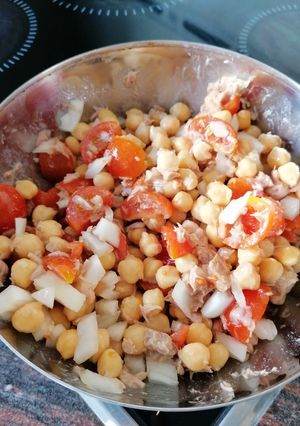 Una foto de Ensalada de garbanzos