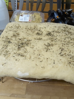 Una foto de Focaccia de romero y tomillo