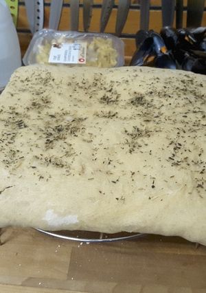 Una foto de Focaccia de romero y tomillo
