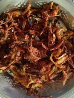 வெங்காய பக்கோடா (Venkaaya pakoda recipe in tamil) செய்முறை முக்கிய புகைப்படம்