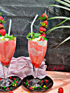 સ્ટ્રોબેરી લસ્સી (strawberry lassi recipe in gujarati) રેસીપી મુખ્ય ફોટો