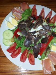 Una foto de Ensalada de mollejas de pato con queso de cabra de Rocamadour
