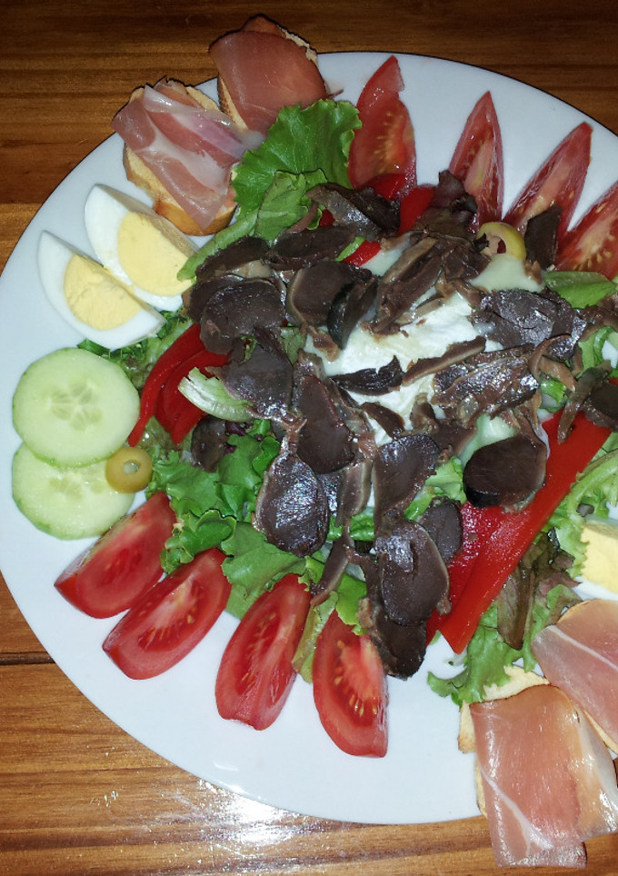 Una foto de Ensalada de mollejas de pato con queso de cabra de Rocamadour