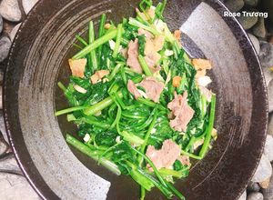 Hình của món Cải Bó Xôi Xào Thịt Heo.