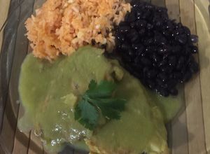 Una foto de Tortitas de carne en chile verde