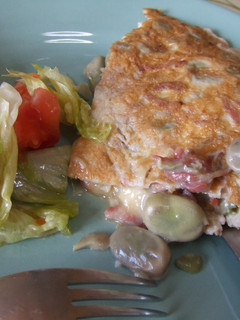 Una foto de Tortillita de habas con jamón ibérico y cheddar