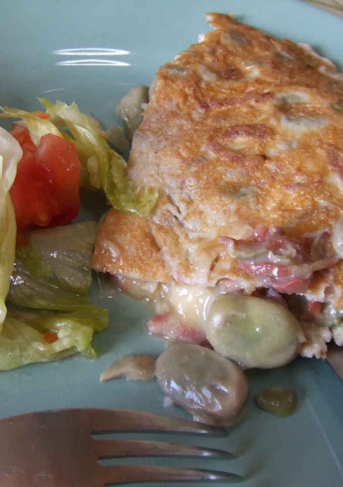 Una foto de Tortillita de habas con jamón ibérico y cheddar