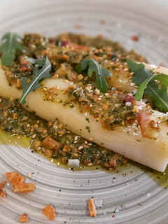 Una foto de Puerros confitados con panceta y pesto de rúcula y pistachos