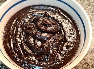 Una foto de Anko (餡子) Dulce de porotos negros -Apto celíacos