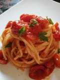 Spaghetti alla chitarra con pomodorini datterini e peperoni rossi