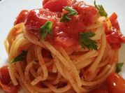 Una foto di spaghetti alla chitarra aglio