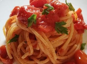 Foto di Spaghetti alla chitarra con pomodorini datterini e peperoni rossi