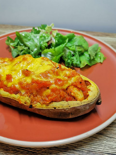 Une photo de Patate douce farcie au poulet et cheddar