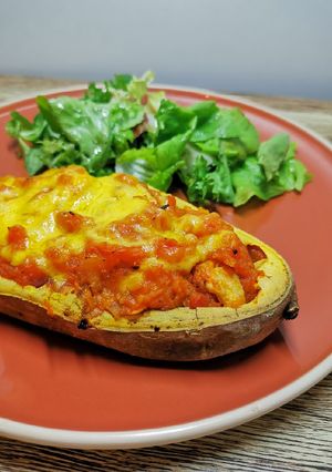 Une photo de Patate douce farcie au poulet et cheddar