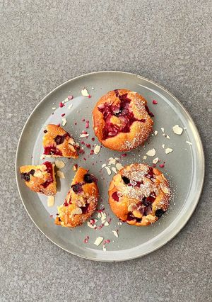 Gyümölcsös tejfölös piskóta recept fotója