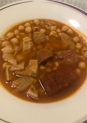 Una foto de Callos con garbanzos exprés