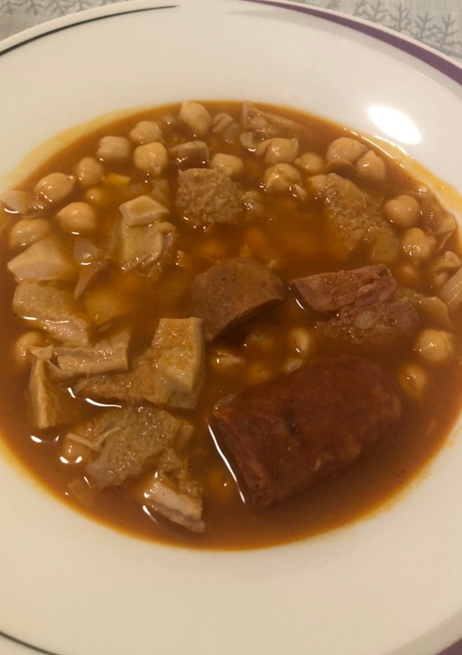 Una foto de Callos con garbanzos exprés