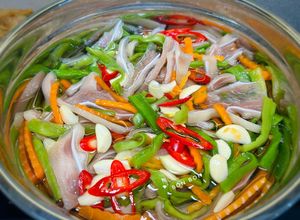 Hình của món Tai Heo Rau Tiến Vua Ngâm Chua Ngọt.