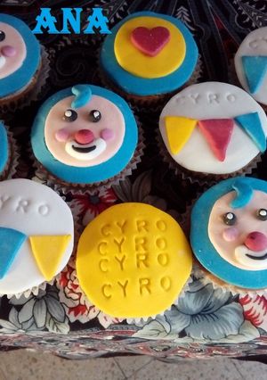 Una foto de Cupcakes decorados del payaso pliim plim