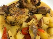 Una foto de pollo a la naranja con patatas al horno