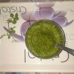 A picture of Green chutney.