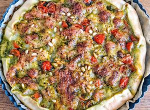 Une photo de Tarte salée au pesto, tomates cerises et mozzarella