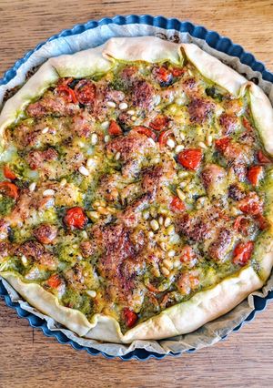 Une photo de Tarte salée au pesto, tomates cerises et mozzarella