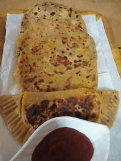 ચીઝી પનીર સ્ટફ્ડ પરાઠા(cheezy paneer stuffed paratha recipe in Gujarati) રેસીપી મુખ્ય ફોટો