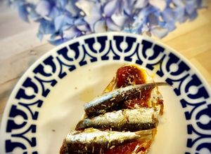 Una foto de —Deconstrucción de la verbena de San Juan —Tosta con tomate cherry confitado y sardinillas