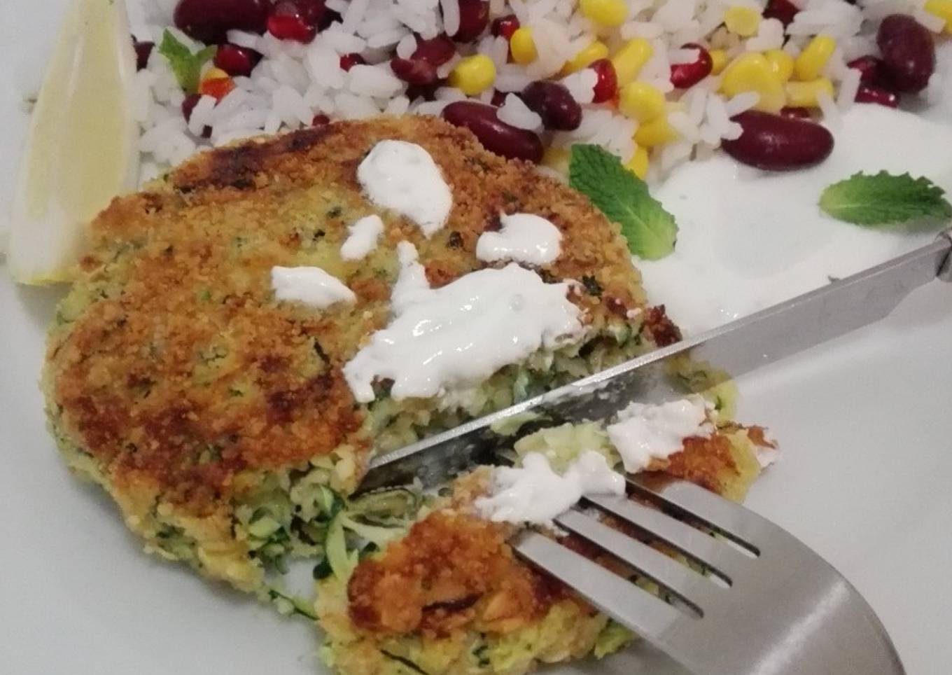 Hamburguesa de calabacín con ensalada de arroz