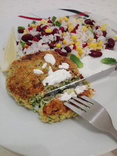 Una foto de Hamburguesa de calabacín con ensalada de arroz