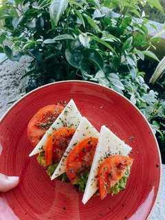 Una foto de Tostada de pan de hogaza con aguacate, tomate, queso semi y orégano