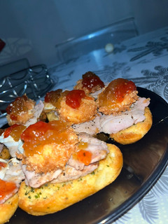 Una foto de Tosta de solomillo con queso de cabra en panko