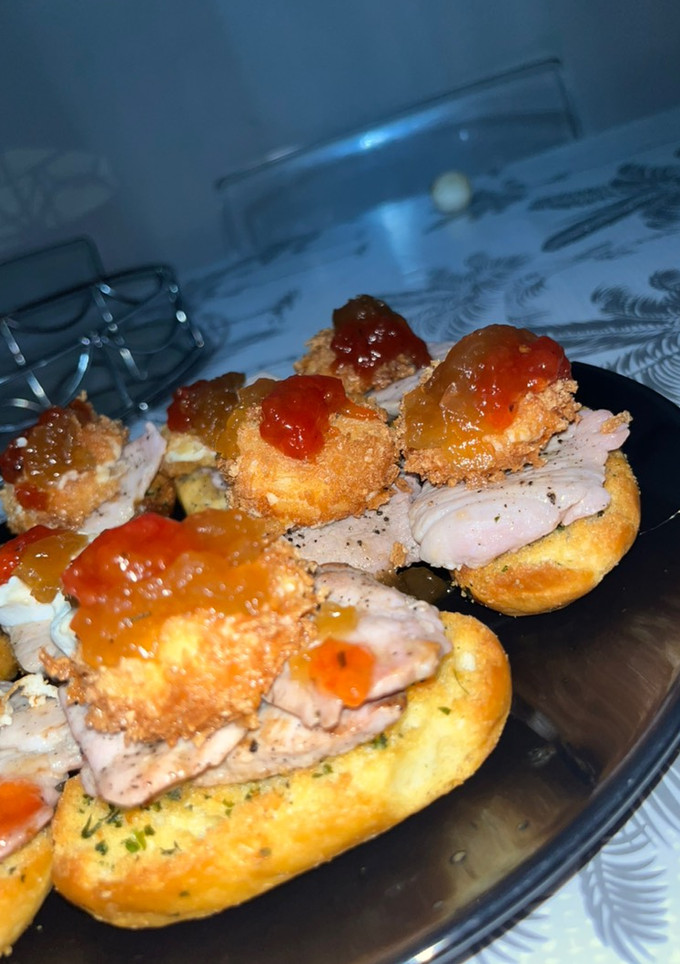 Una foto de Tosta de solomillo con queso de cabra en panko
