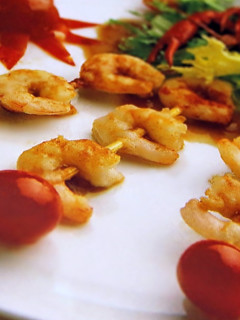 Una foto de Brochetas de camarones