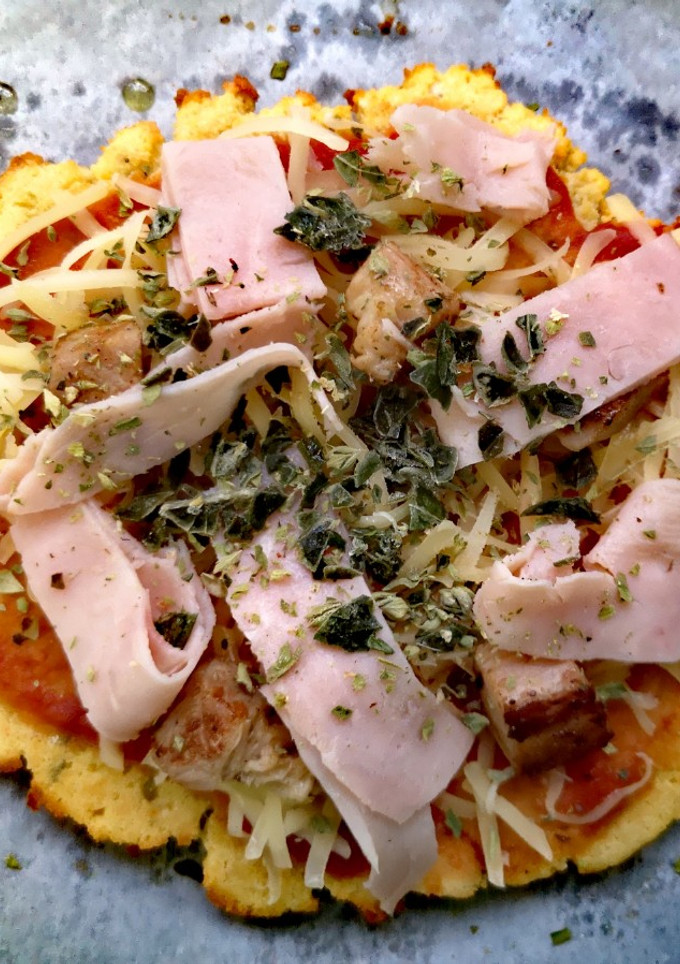 Una foto de Pizza de harina de coco estilo Grez