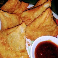 A picture of Alu k samosay.