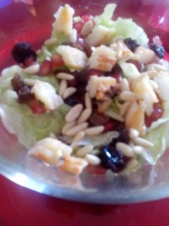 Una foto de Ensalada de langostinos con granada, pasas y piñones